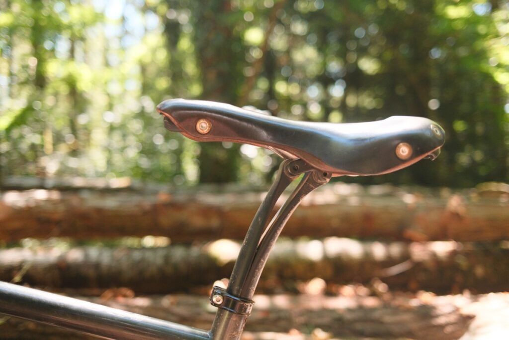 Détail des deux lames de carbone VCLS et de la tête flottante de la tige de selle Ergon CF Allroad