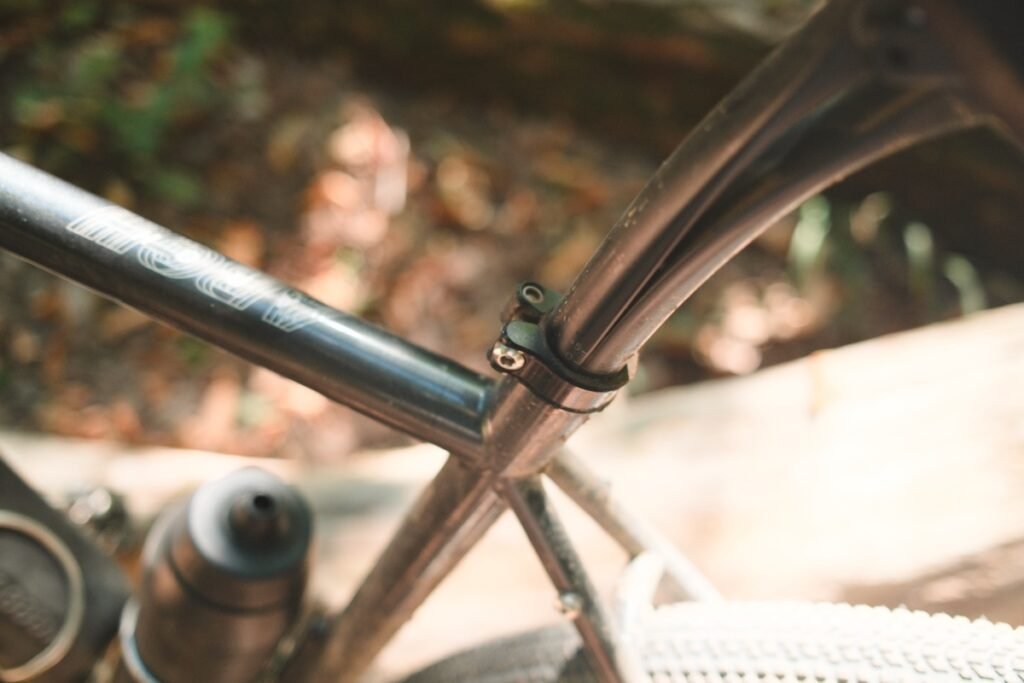 Tige de selle carbone Ergon CF Allroad serrée dans le collier de selle d'un cadre gravel en acier