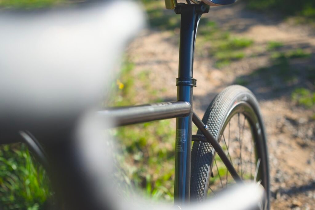 Tige de selle insérée dans le tube de selle d'un cadre gravel acier avec collier Wolf Tooth