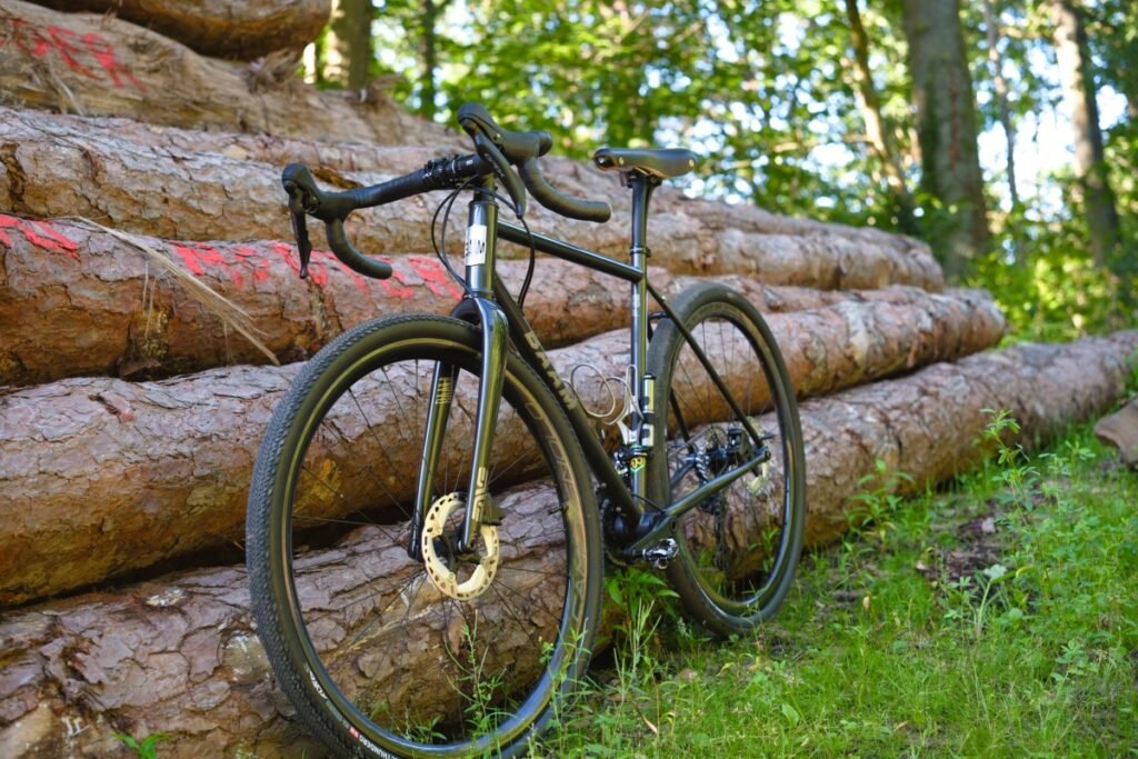 Vélo gravel acier vu de profil montrant la hauteur de selle et la sortie de tige de selle