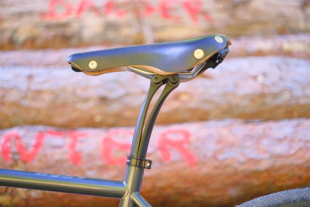 Tige de selle carbone à double lame Ergon CF Allroad vue de profil sur un cadre gravel