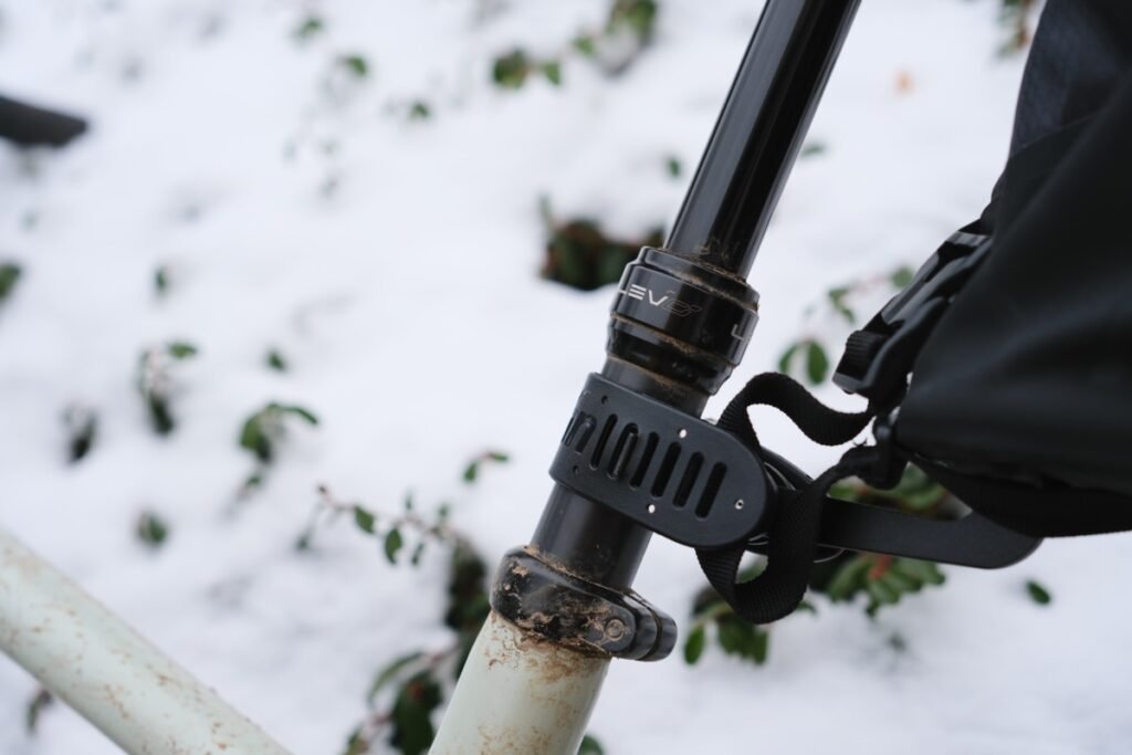 Tige de selle télescopique montée sur un cadre gravel, détail du collier et du mécanisme, sous la neige

