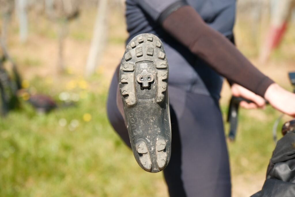 Semelle de chaussure gravel avec cale SPD en métal encastrée dans les crampons