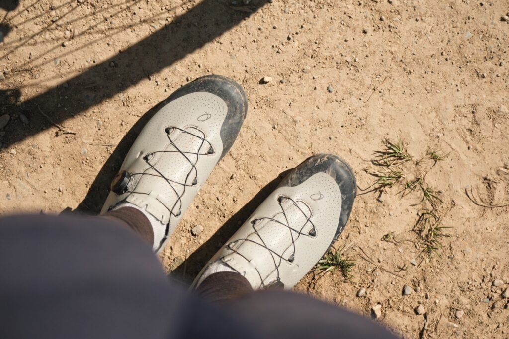 Chaussures gravel vues de dessus montrant le volume de l'avant-pied sur chemin de terre