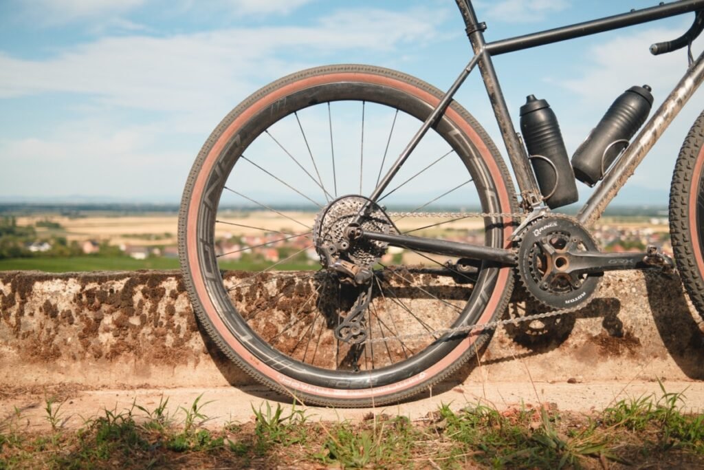 Profil de la roue carbone Legend Wheels 35H Gravel PRO 2026 avec pneu large, illustrant le confort sur le gravel