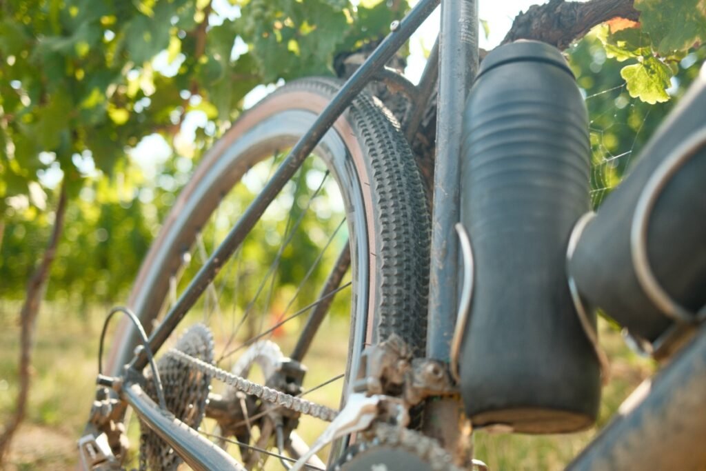 Détail des crampons du Hutchinson Touareg couverts de terre après une sortie en vigne