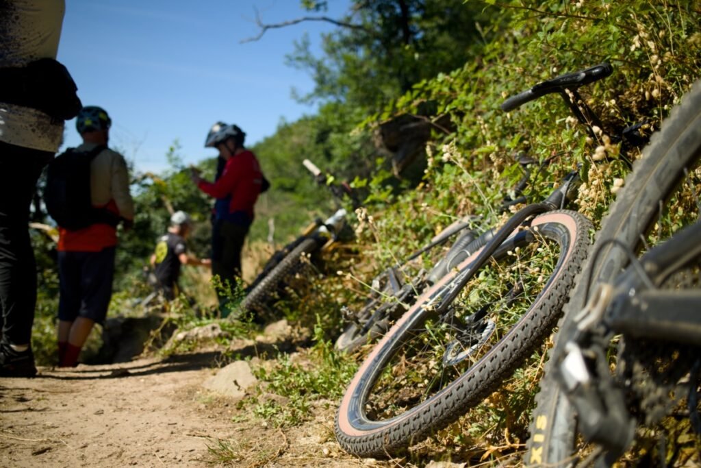 Vélo gravel équipé des roues carbone Legend Wheels 35H Gravel PRO 2026 posé sur un sentier lors d'une sortie avec un club VTT