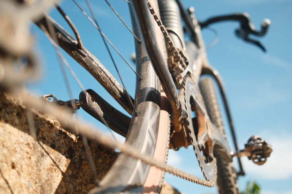 Profil de la jante carbone large Legend Wheels 35H Gravel PRO 2026 avec un pneu gravel de 45 mm bien galbé