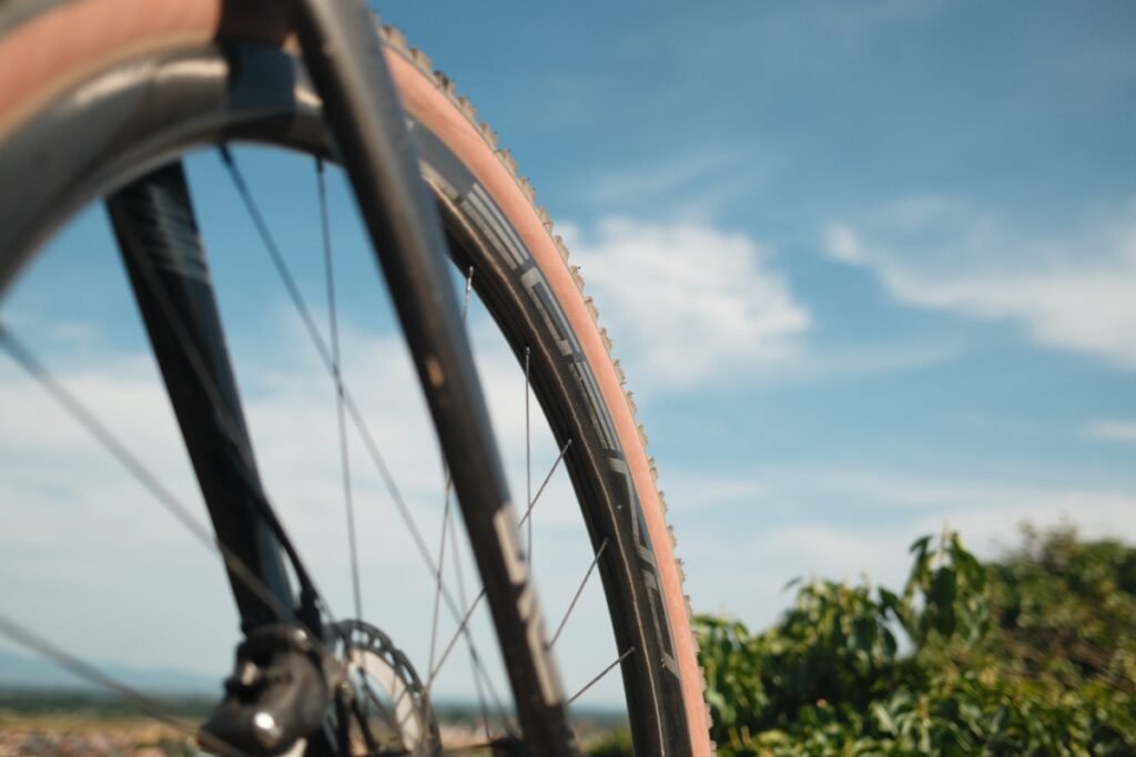 Logo Legend Wheels sur la jante carbone de la paire 35H Gravel PRO 2026 sur fond de ciel bleu