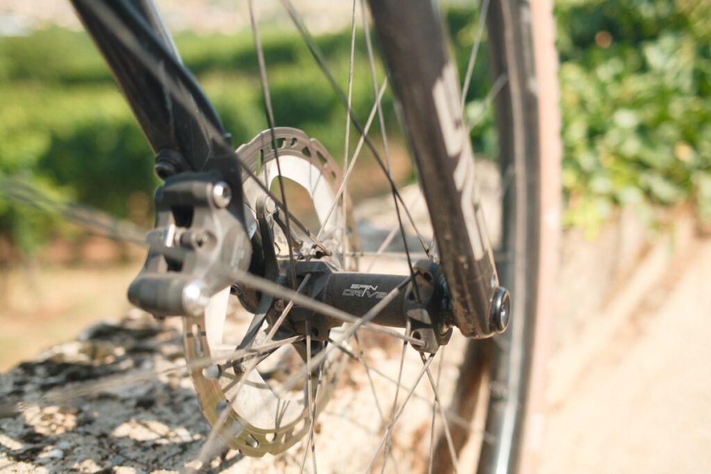Moyeu et disque Center Lock de la roue carbone Legend Wheels 35H Gravel PRO 2026 le long des vignes