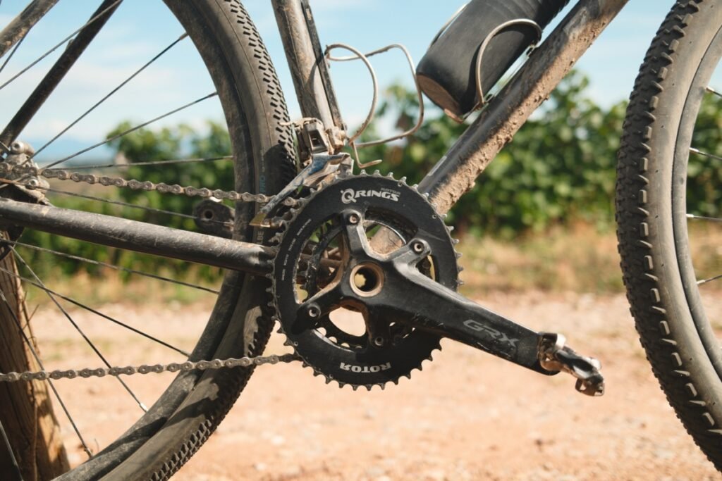 Vue de profil du double plateau ovale Rotor Q-Rings sur pédalier GRX, chaîne sur le grand plateau