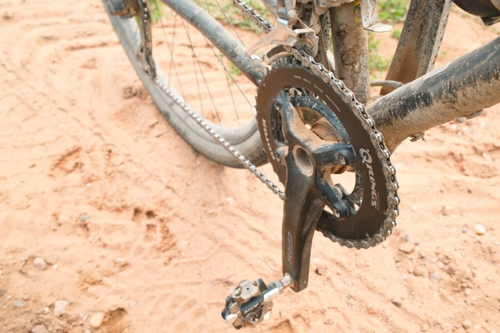 Forme non circulaire d'un plateau ovale Rotor Q-Rings vue de trois quarts, avec le dérailleur avant remonté au-dessus