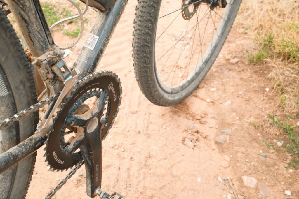 Plateau ovale Rotor Q-Rings sur un gravel arrêté dans un chemin sablonneux, trace de pneu dans le sable