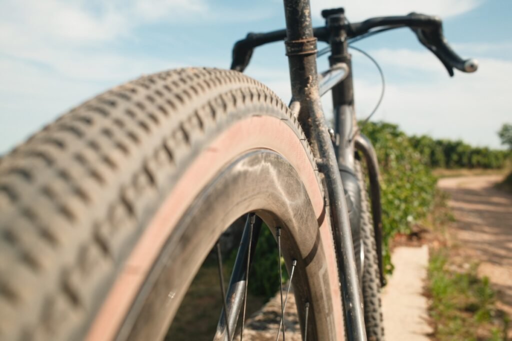 Pneu gravel et jante carbone Legend Wheels 35H Gravel PRO 2026 lancés sur un chemin entre les vignes