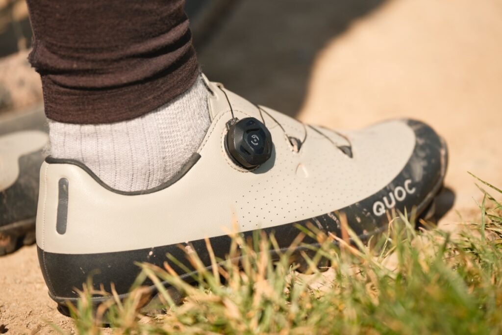 Molette de serrage type Boa sur une chaussure gravel Quoc beige