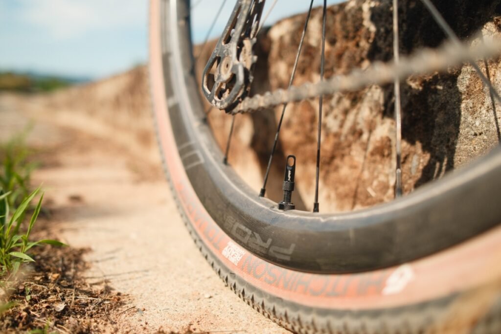 Valve tubeless sur la jante carbone hookless Legend Wheels 35H Gravel PRO 2026 avec un pneu Hutchinson