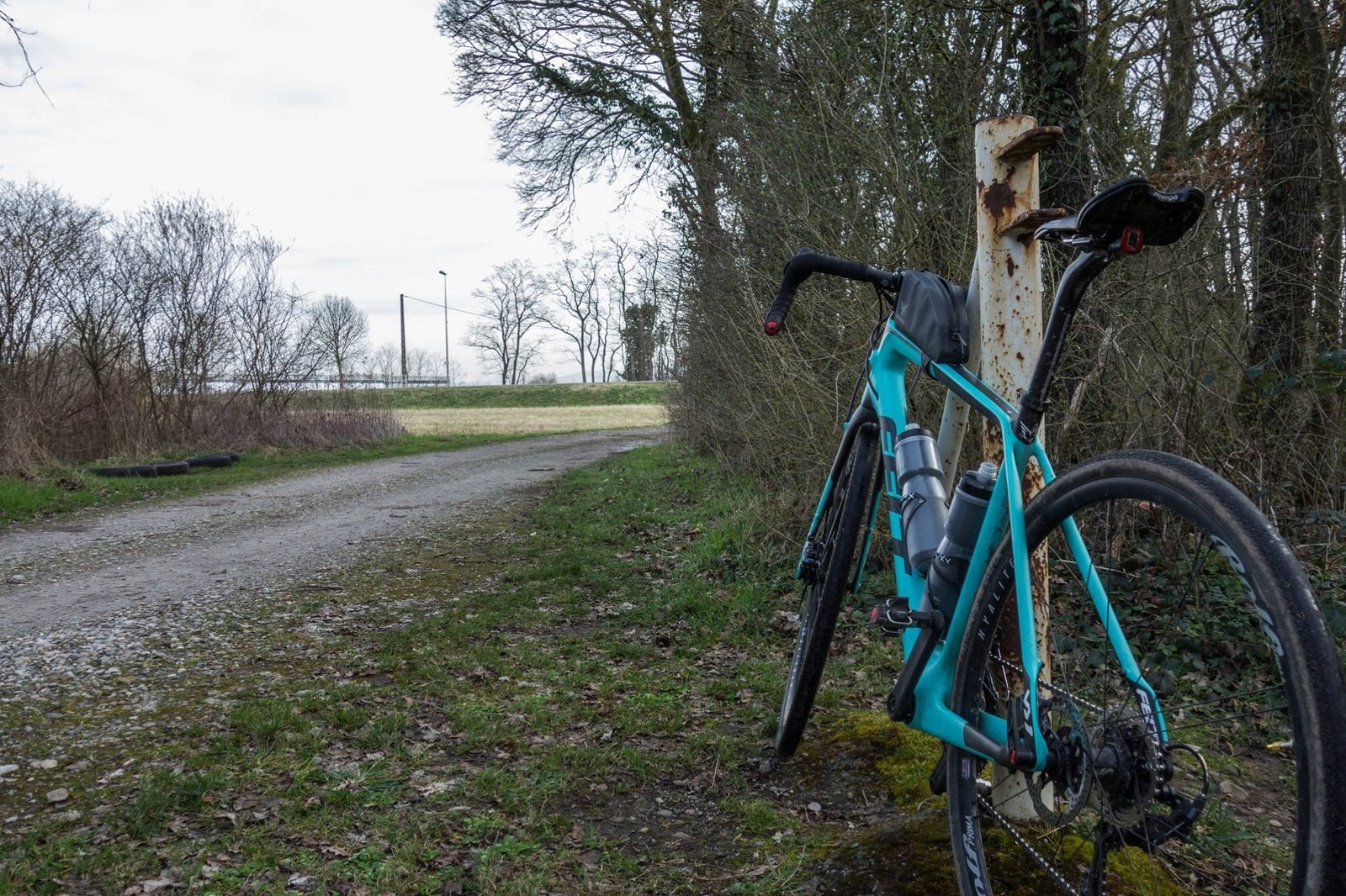 Mon gravel Felt VR1 monté en Hutchinson Overide 700x35, posé au bord d'un chemin de gravier roulant