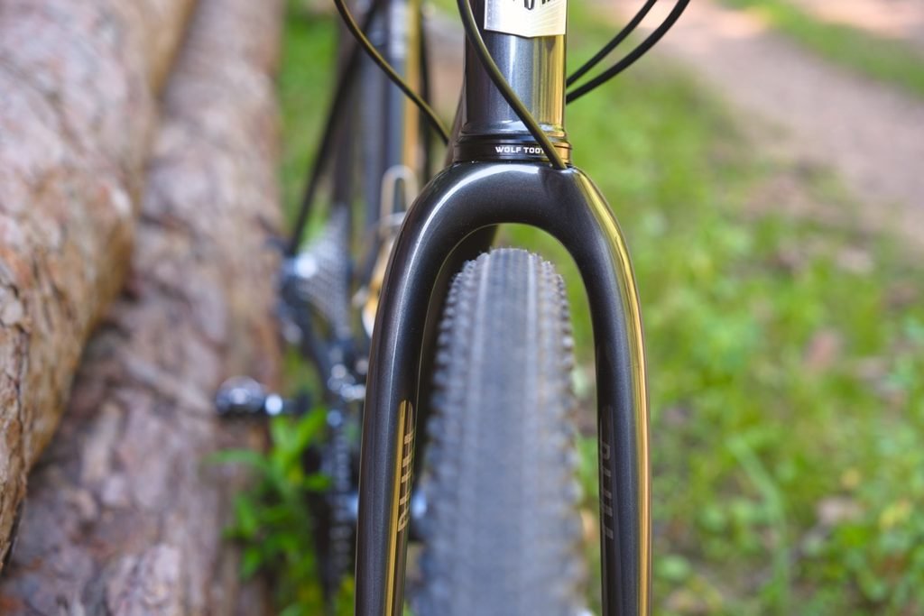Gravel acier : ce que plus de 2 ans sur un Reynolds 853 m'ont appris 10 Fourche carbone ENVE vue de face sur un gravel acier, avec un pneu Schwalbe G-One R Pro de 50 mm et de la marge de chaque côté.