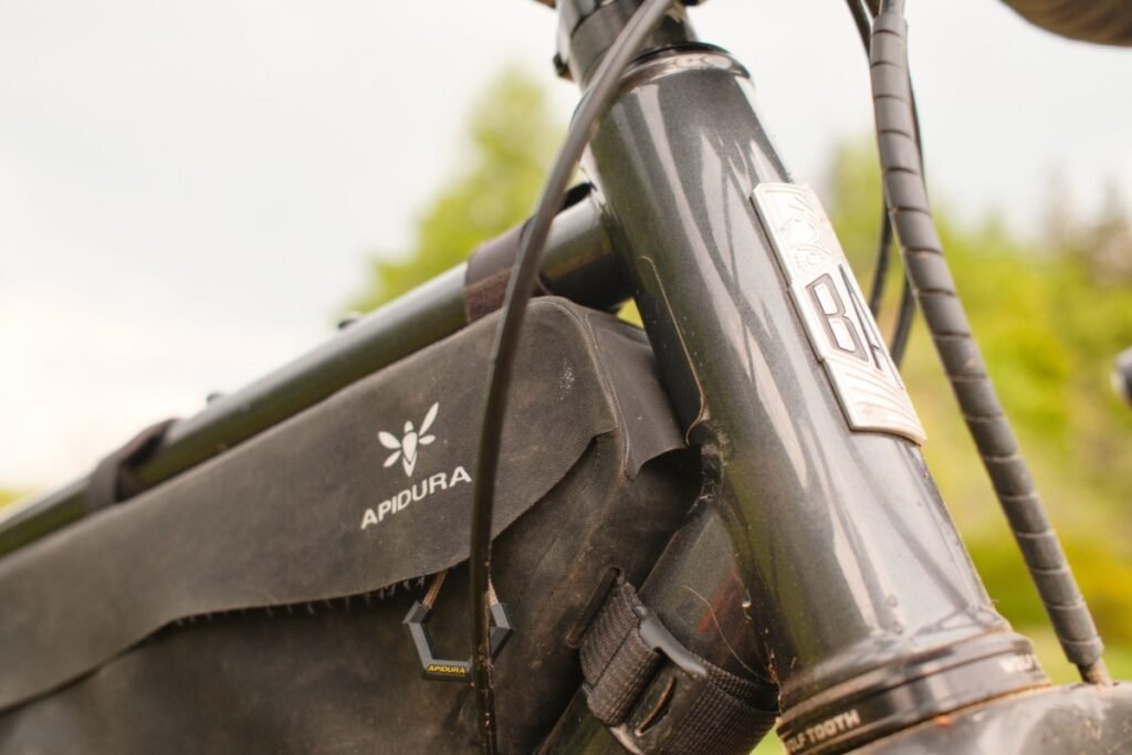 Quelle sacoche gravel pour rouler à la journée ? 12 Rabat d’une sacoche de cadre Apidura rabattu sur la fermeture éclair, à l’avant du triangle d’un gravel BAAM