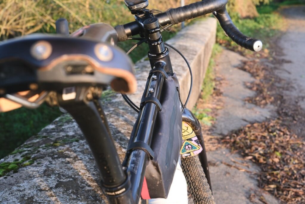 Quelle sacoche gravel pour rouler à la journée ? 11 Sacoche de cadre vue depuis l’arrière de la selle, accrochée sous le tube supérieur d’un gravel sur un chemin